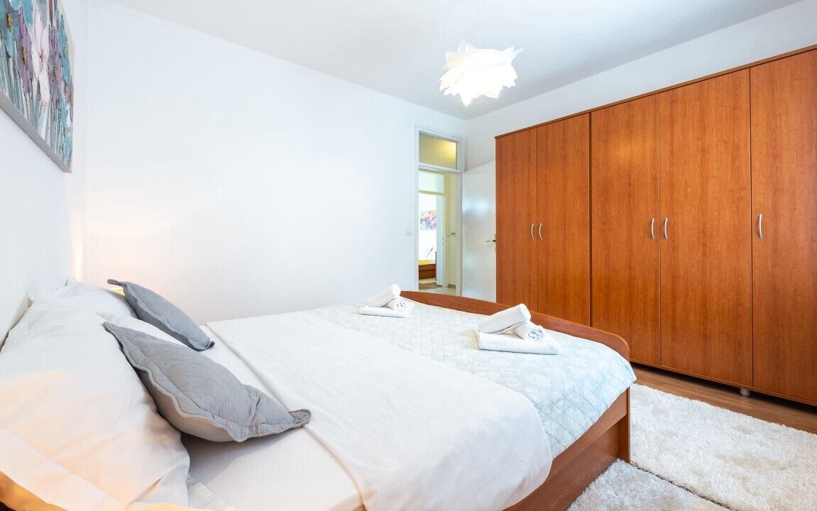 Photo of Bedroom in Pile