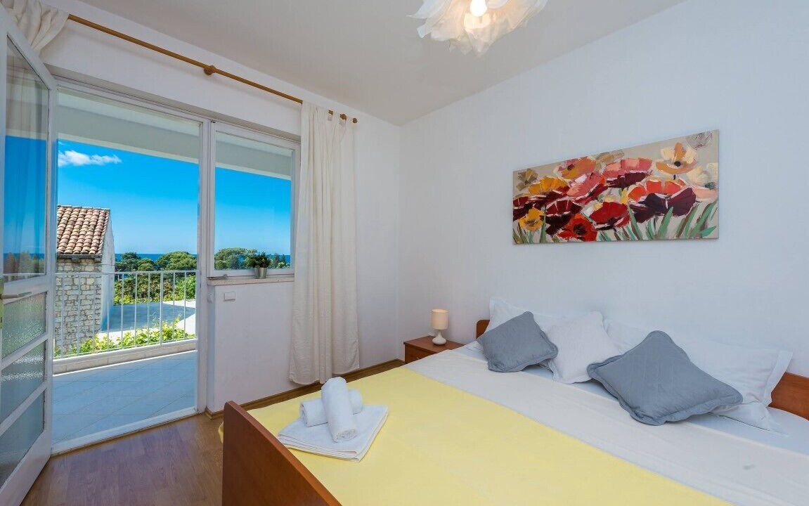 Photo of Bedroom in Pile