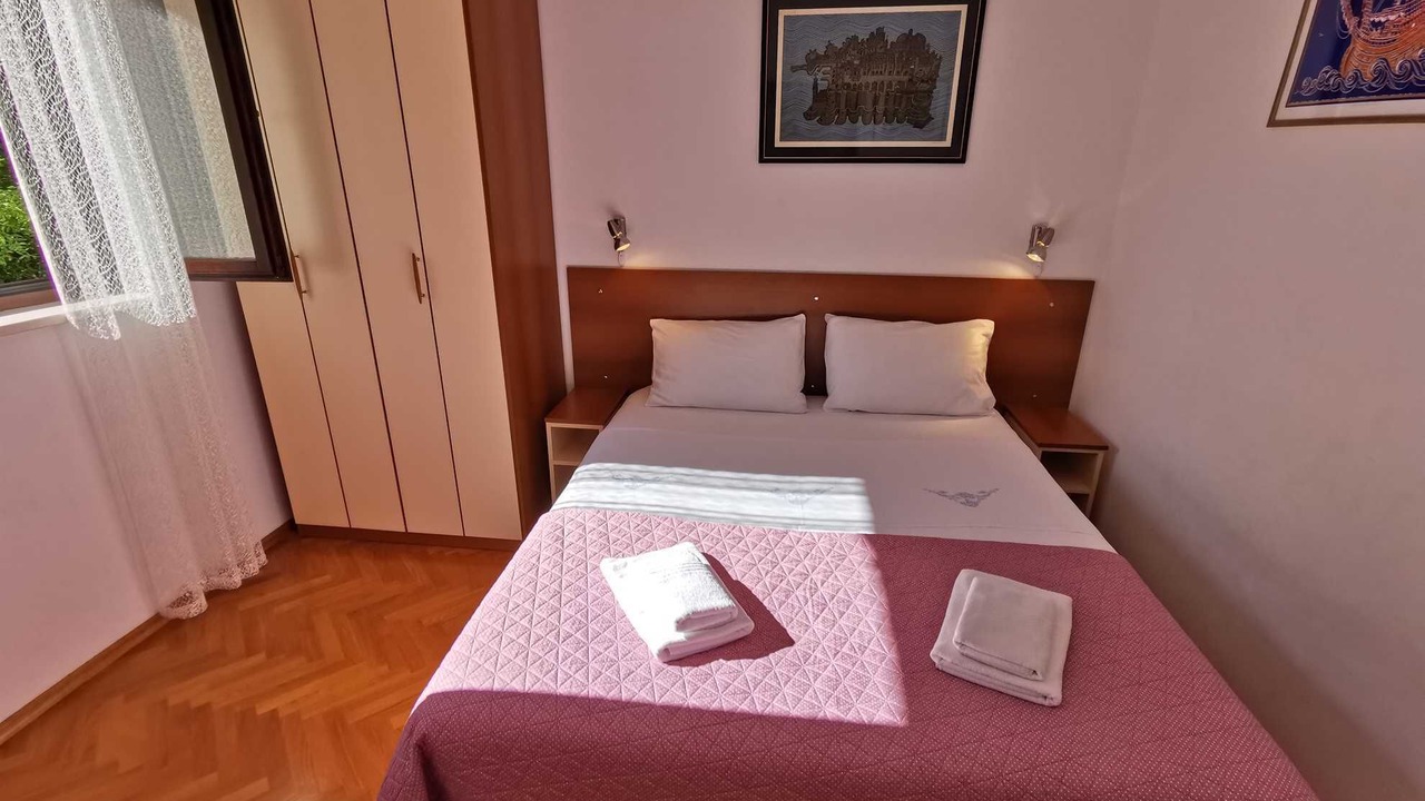 Photo of Bedroom in Pile