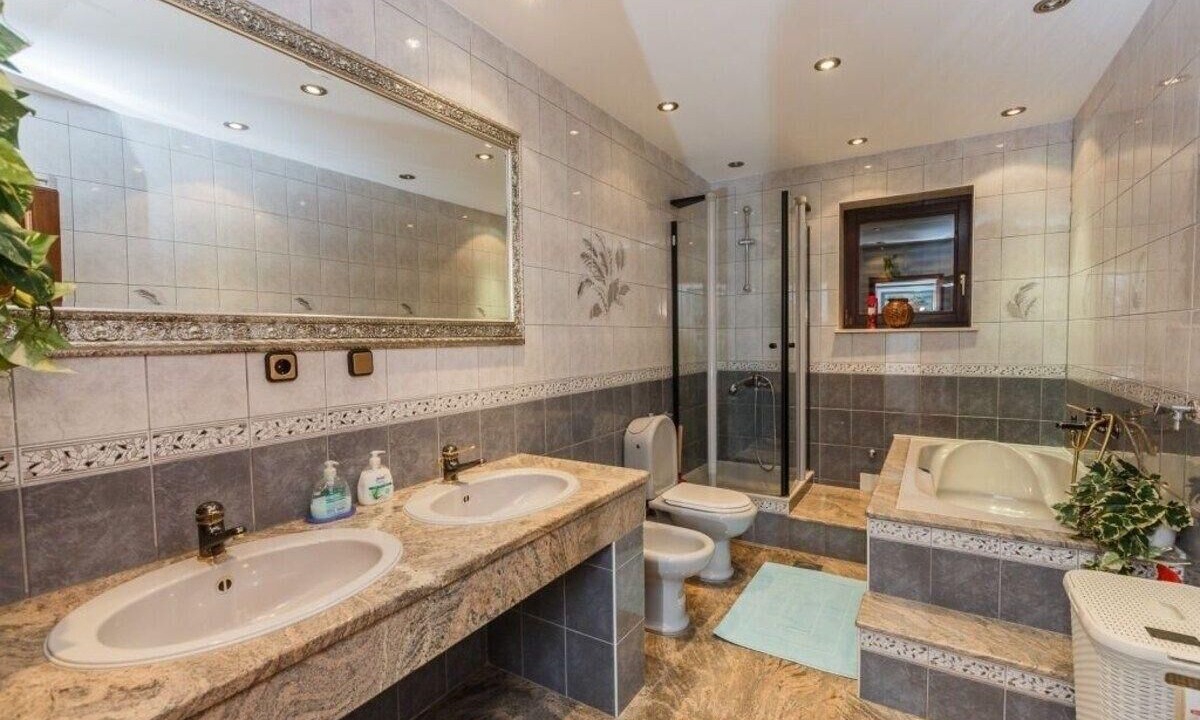 Photo of Bathroom in Duce