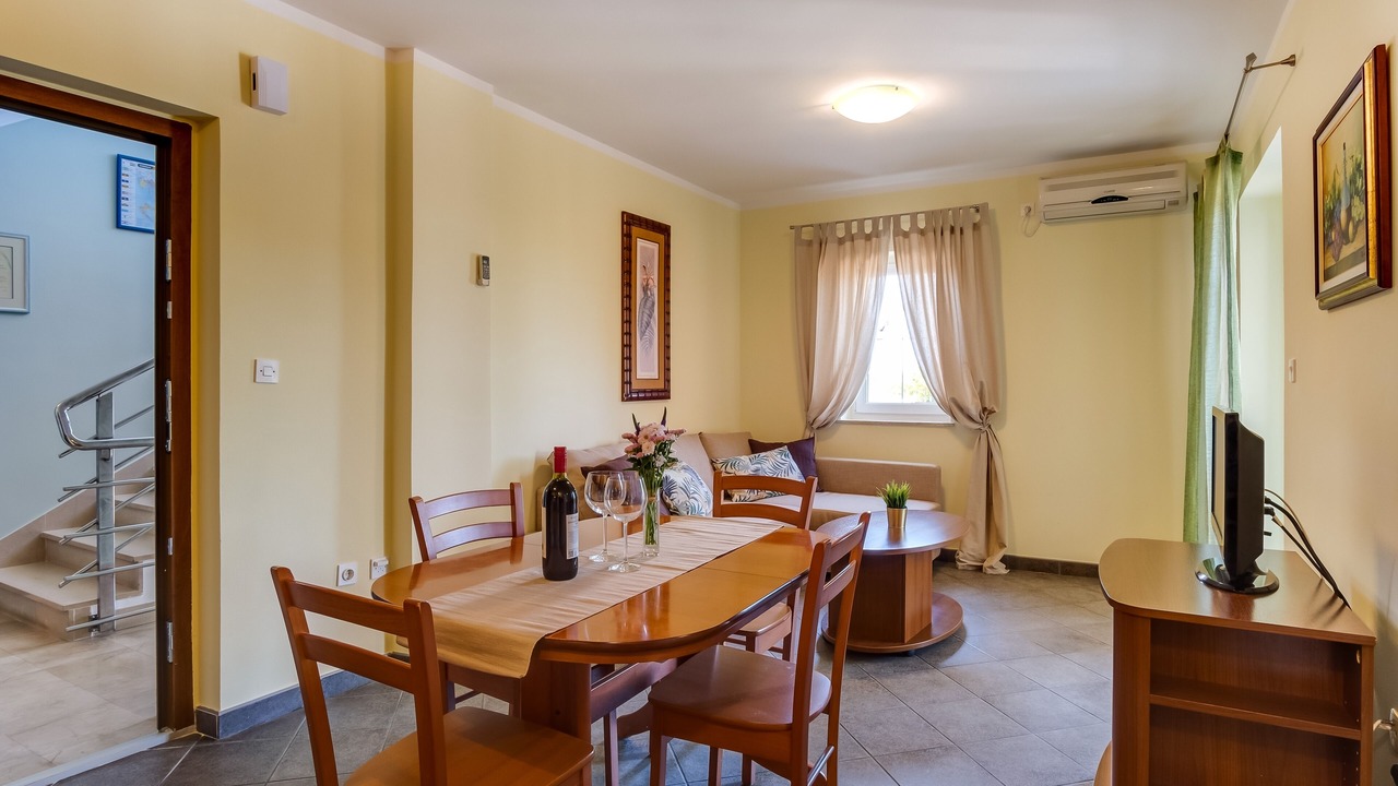 Photo of Livingroom in Cove Murtar