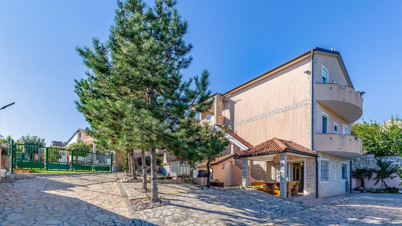 Photo of Outdoor in Kavran