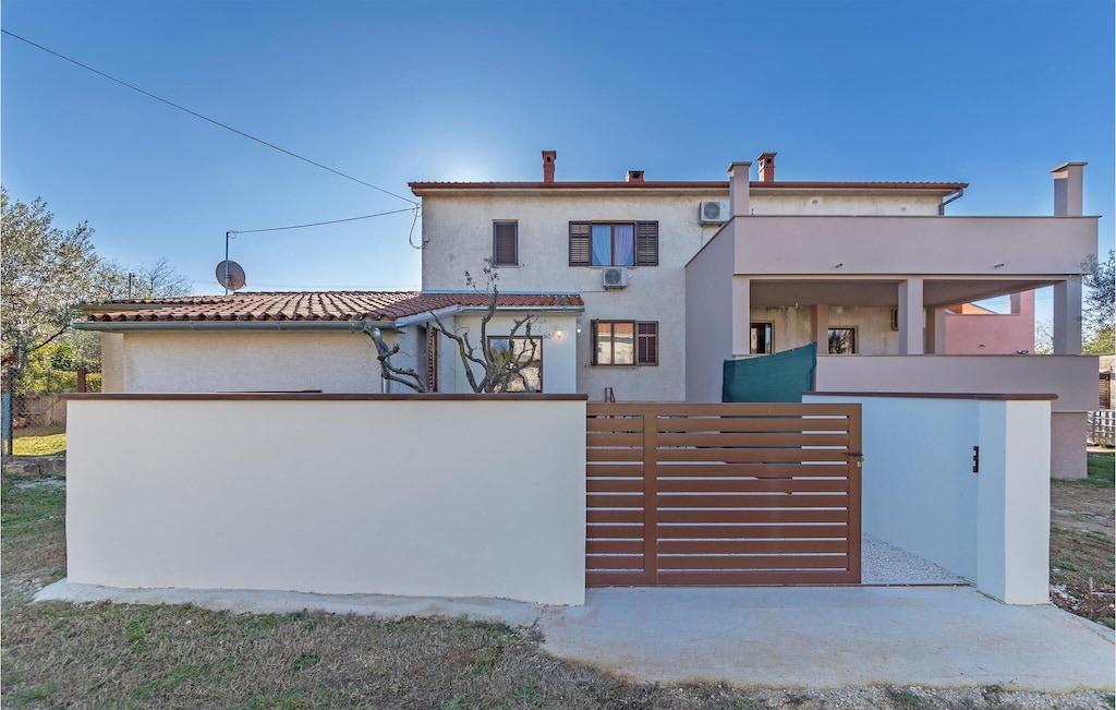 Photo of Buildings in Galizana