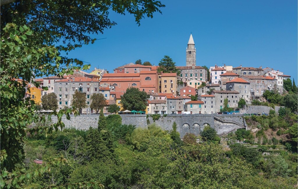Photo of Buildings in Topid