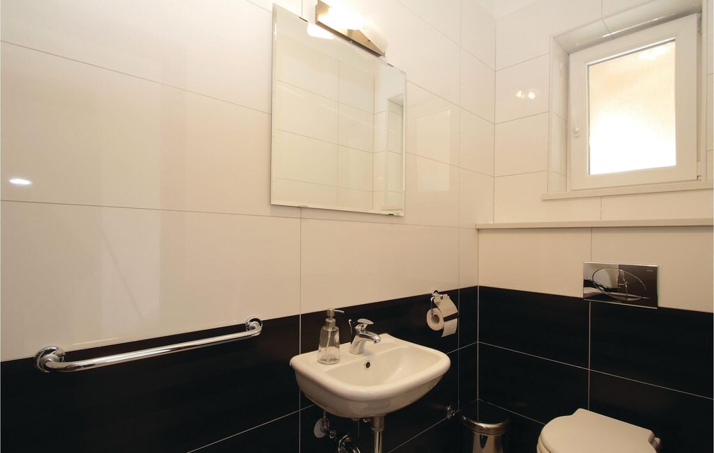 Photo of Bathroom in Topid