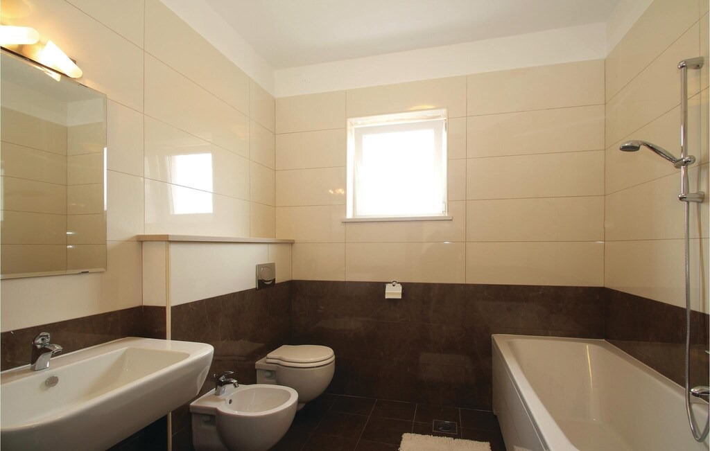Photo of Bathroom in Topid