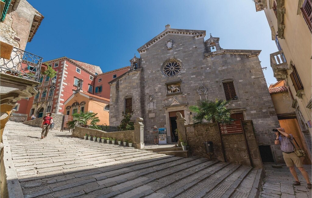 Photo of Buildings in Topid