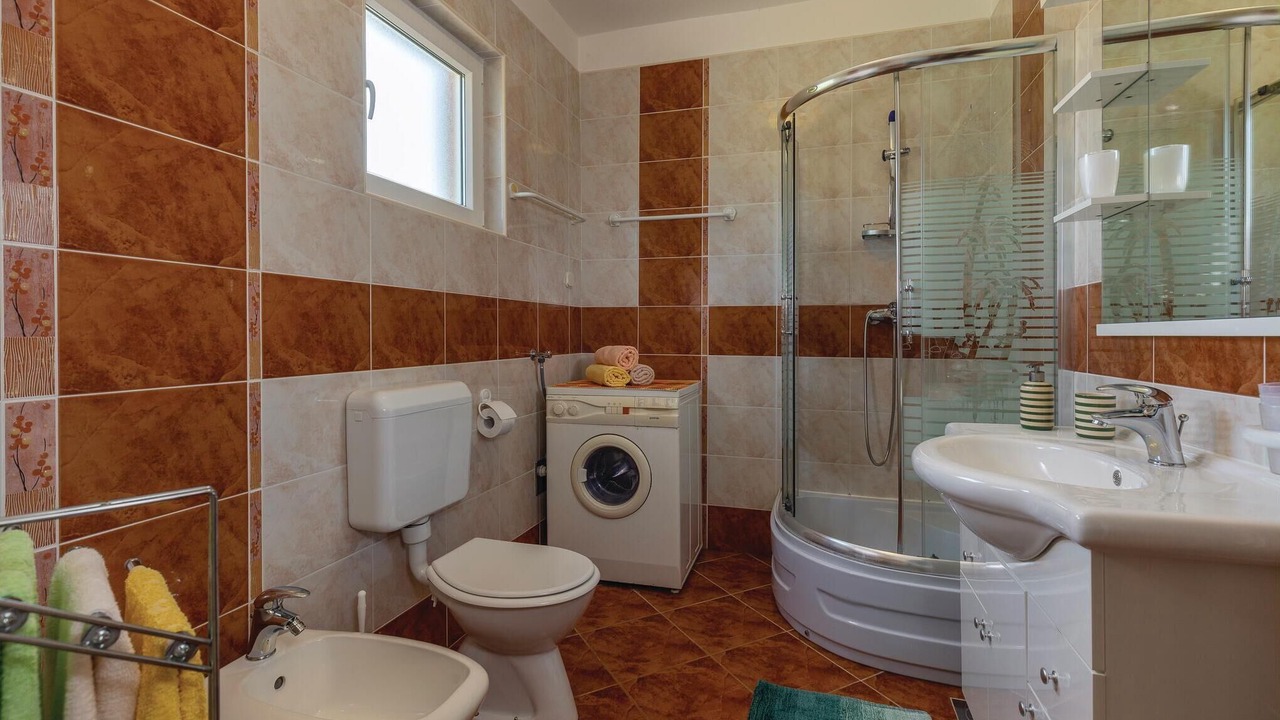 Photo of Bathroom in Topid