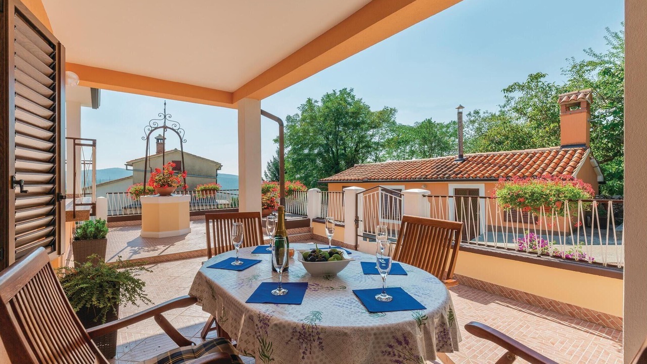 Photo of Patio Balcony in Topid
