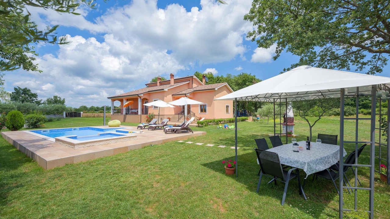 Photo of Outdoor in Tinjan