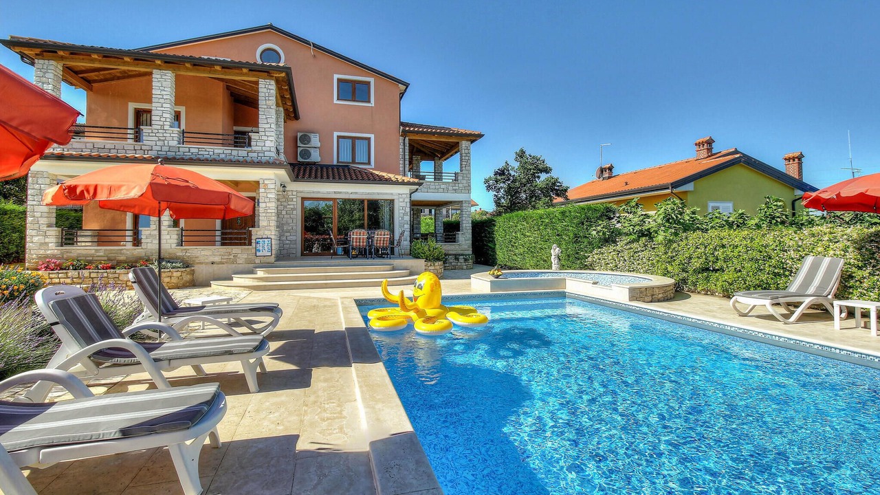 Photo of Outdoor in Plovanija
