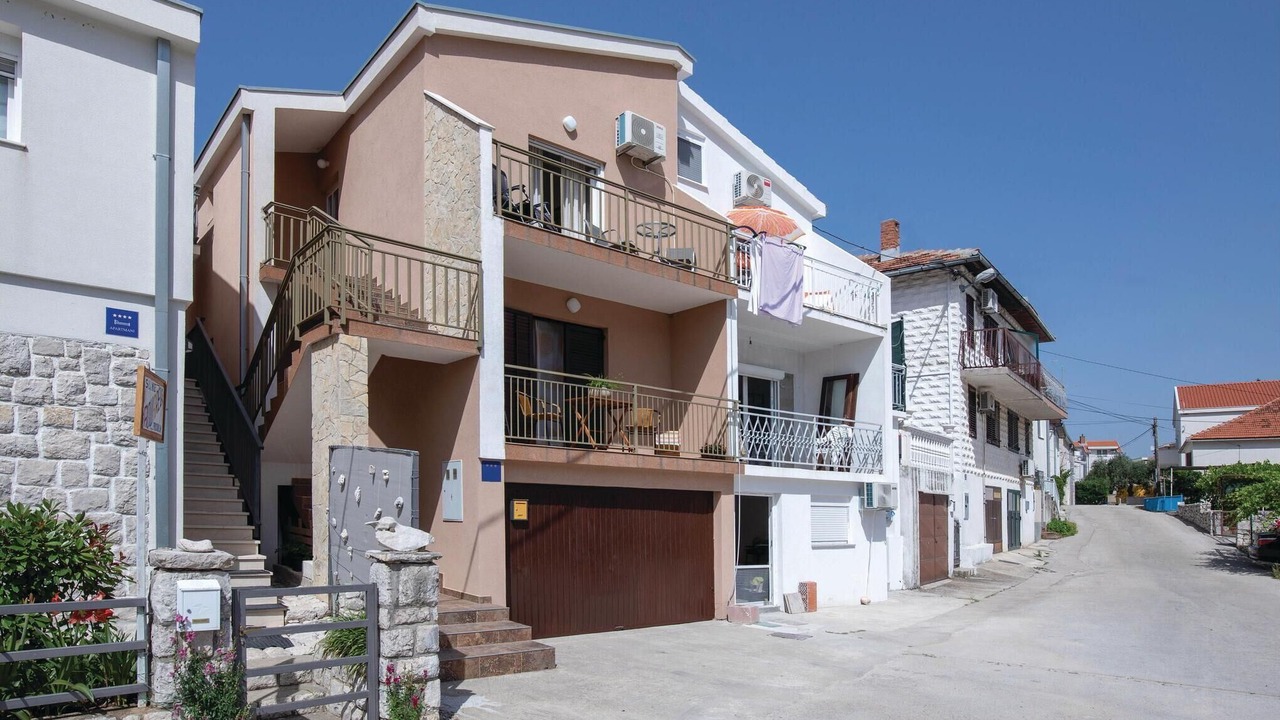 Photo of Outdoor in Blace