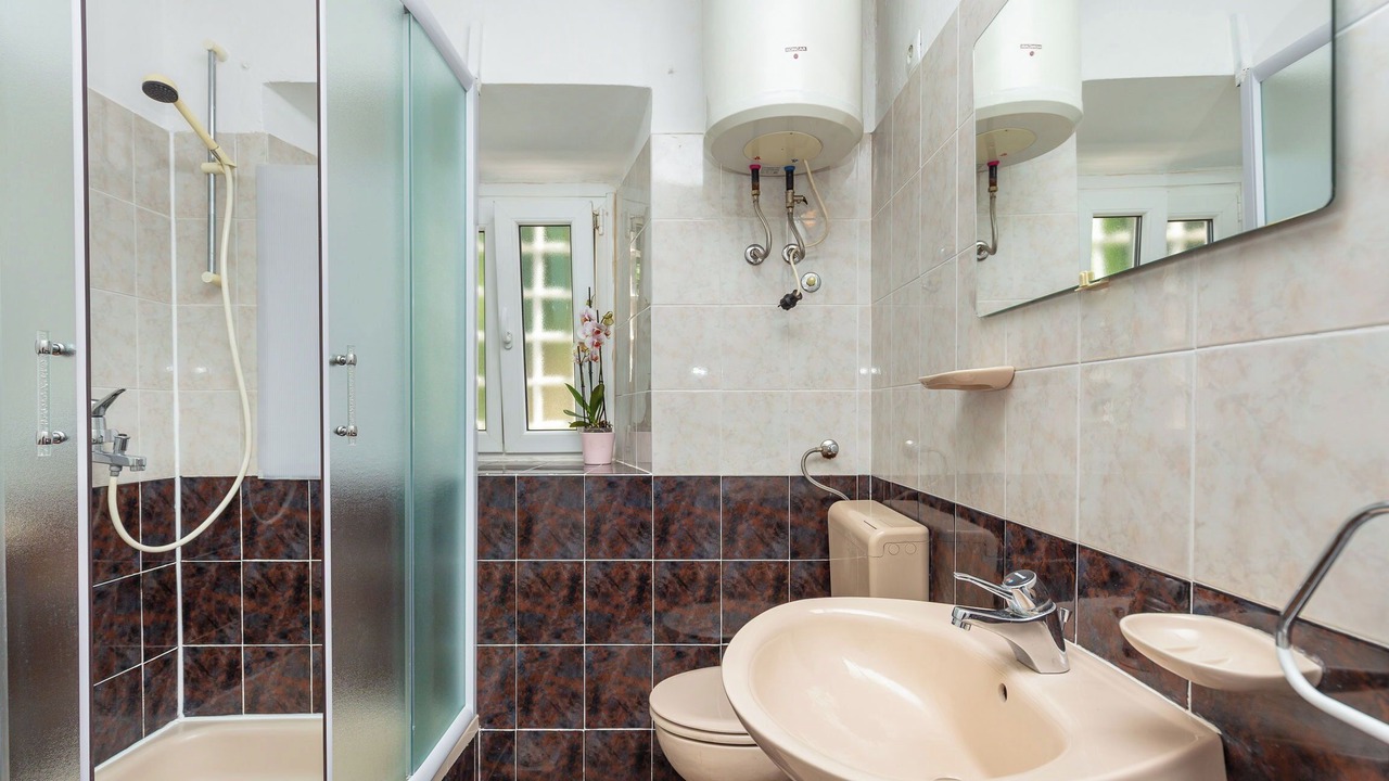 Photo of Bathroom in Pile