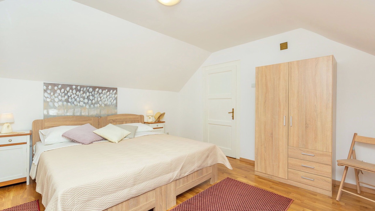 Photo of Bedroom in Pile