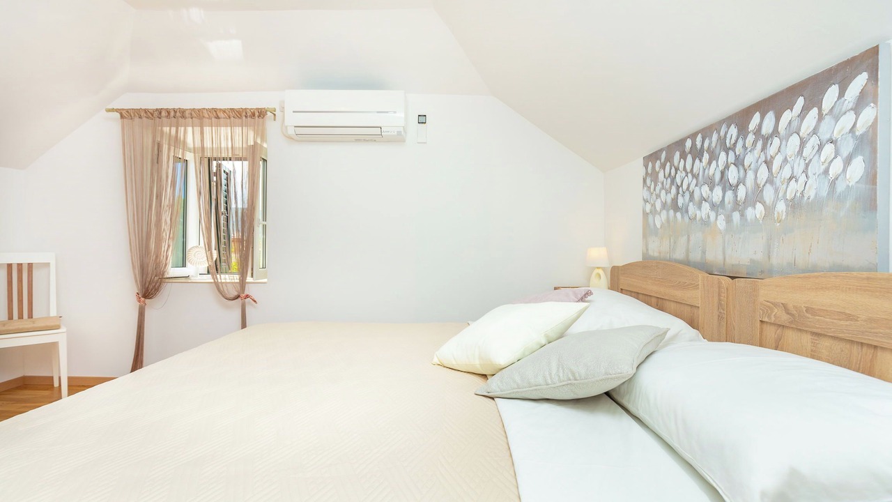 Photo of Bedroom in Pile