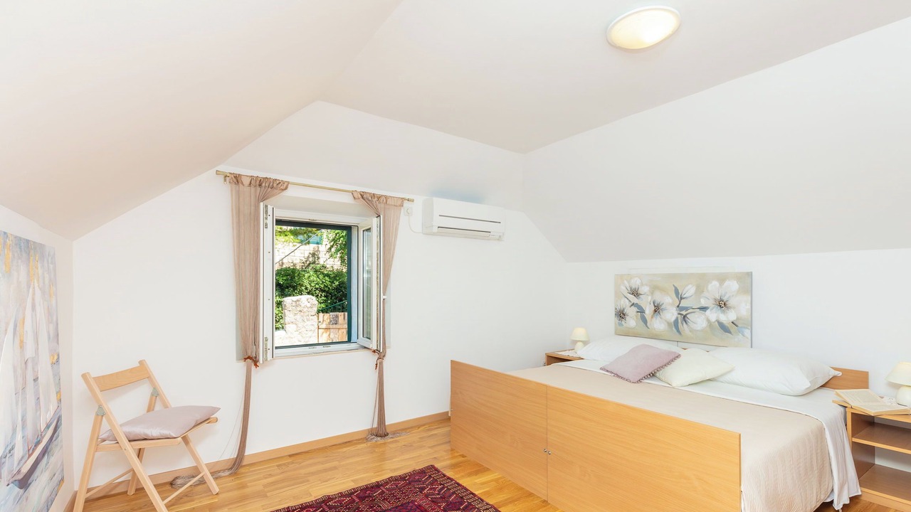 Photo of Bedroom in Pile