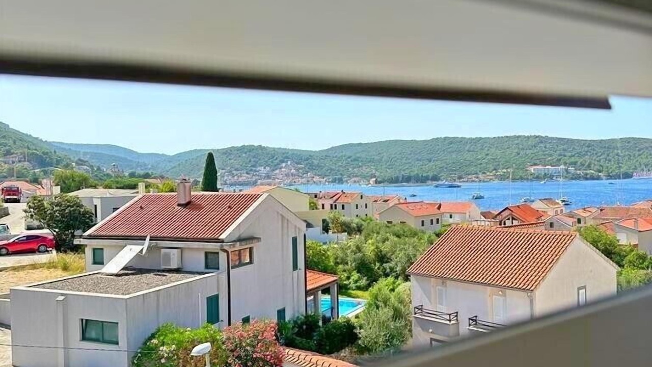Photo of Others in Vis