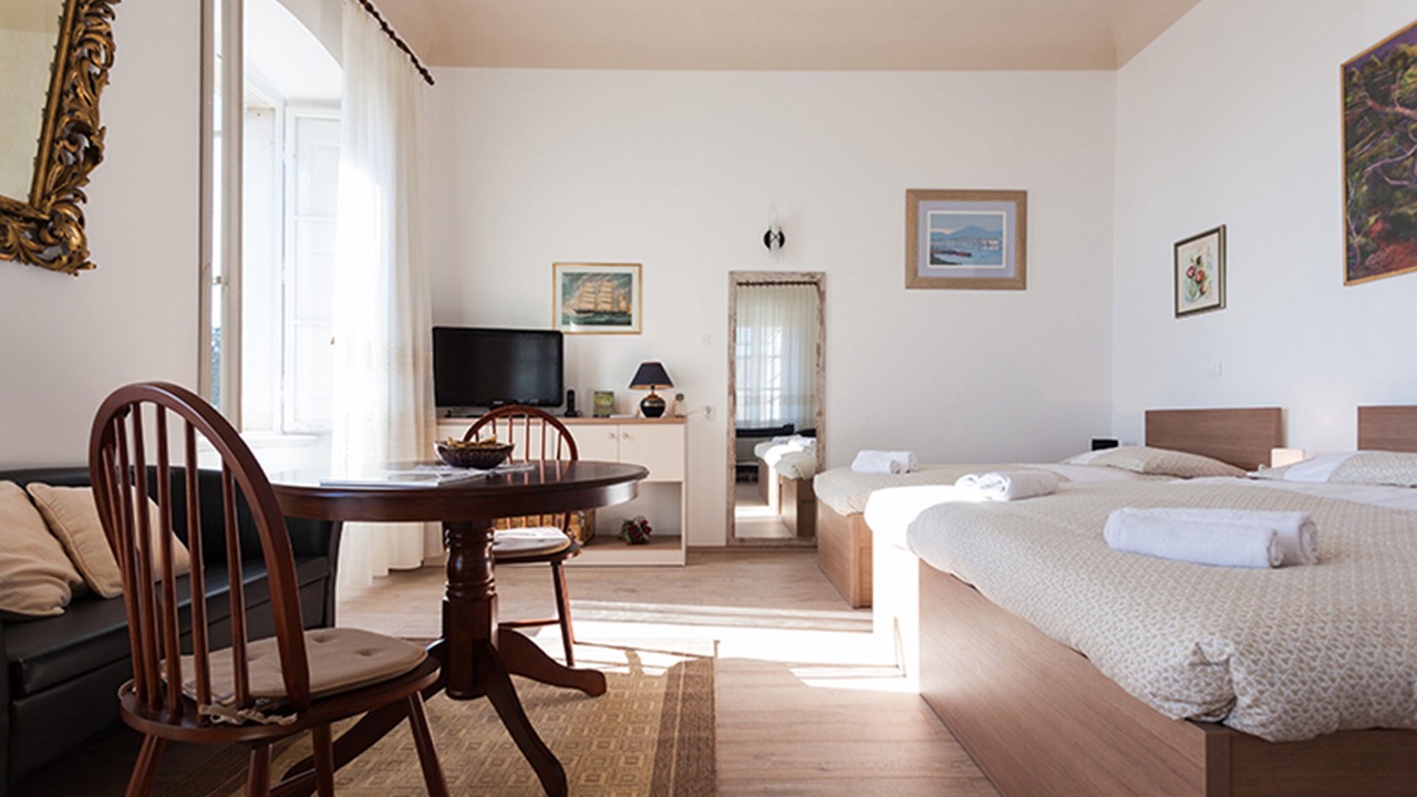 Photo of Bedroom in Pile