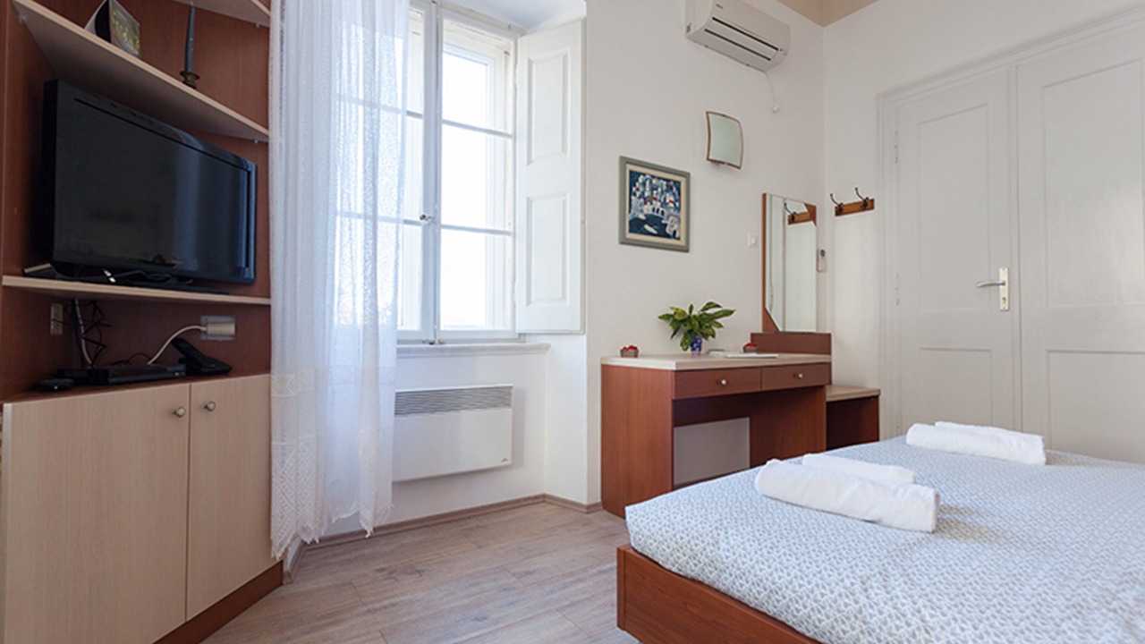 Photo of Bedroom in Pile