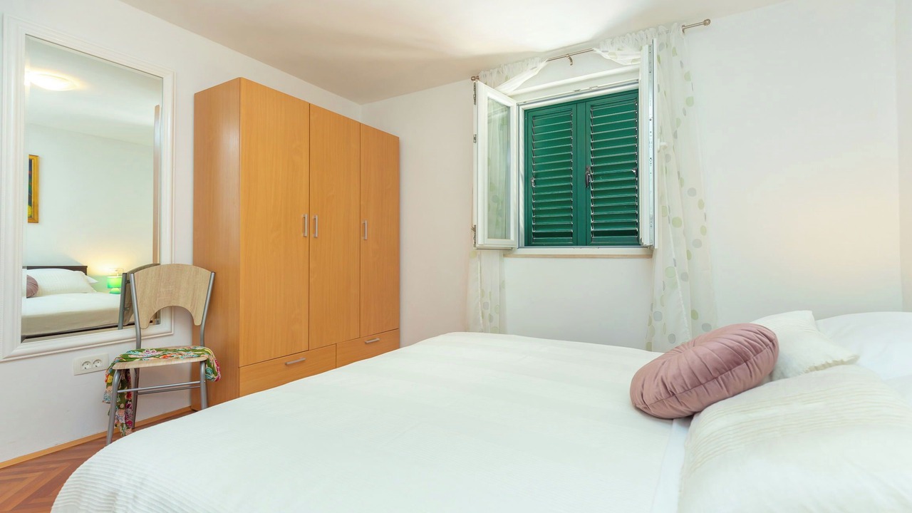 Photo of Bedroom in Pile
