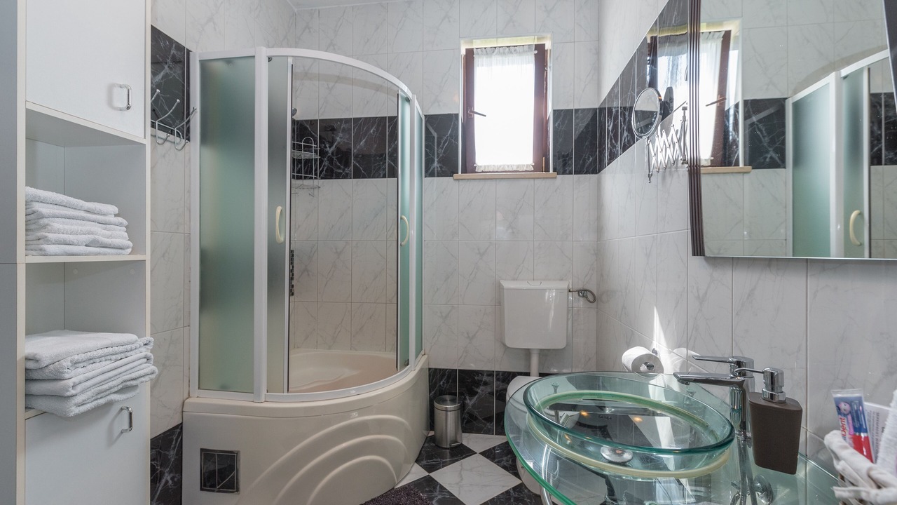 Photo of Bathroom in Topid
