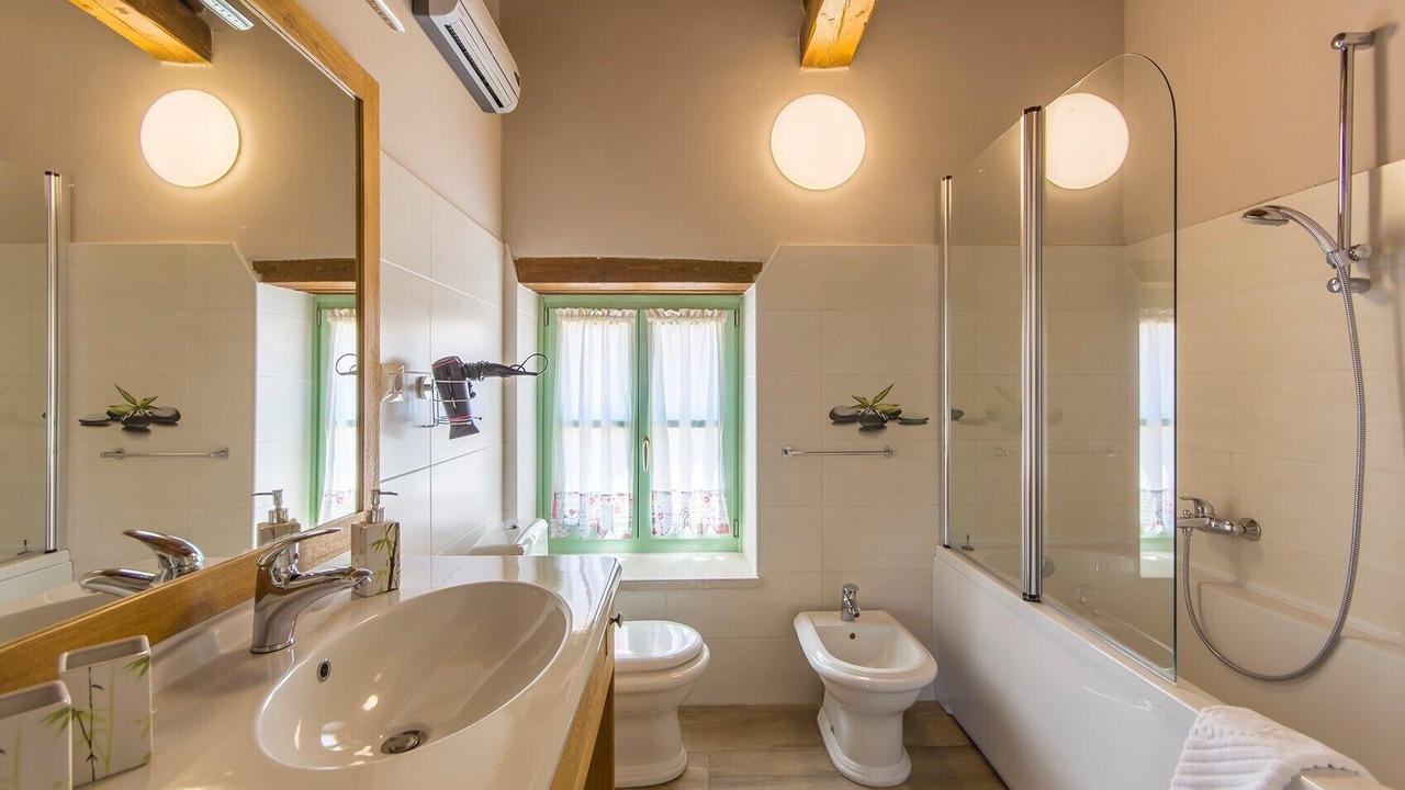 Photo of Bathroom in Tar