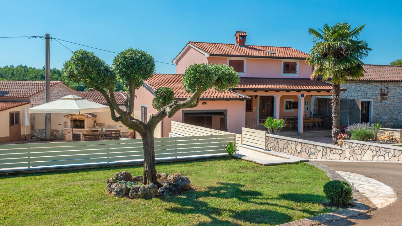 Photo of Outdoor in Tinjan