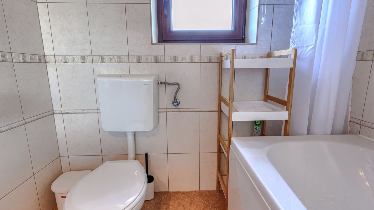 Photo of Bathroom in Tar