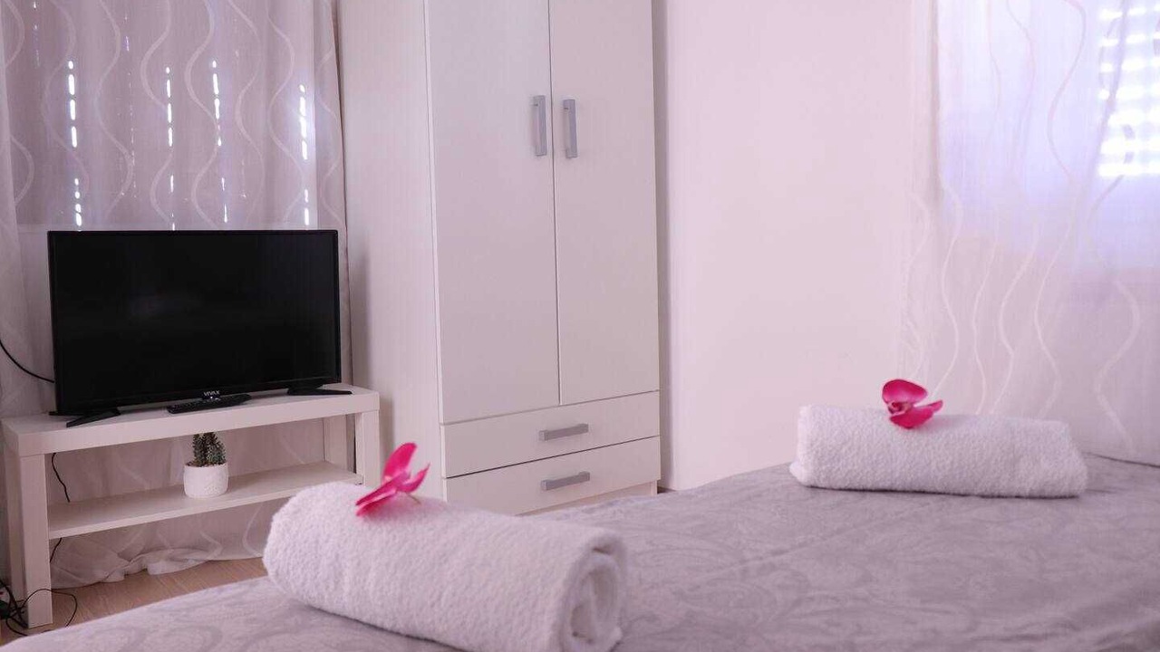 Photo of Bedroom in Pile