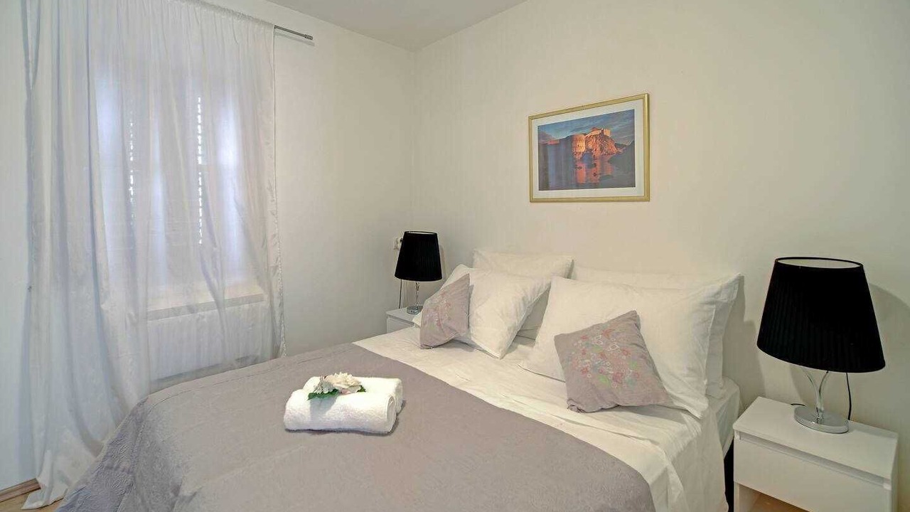 Photo of Bedroom in Pile