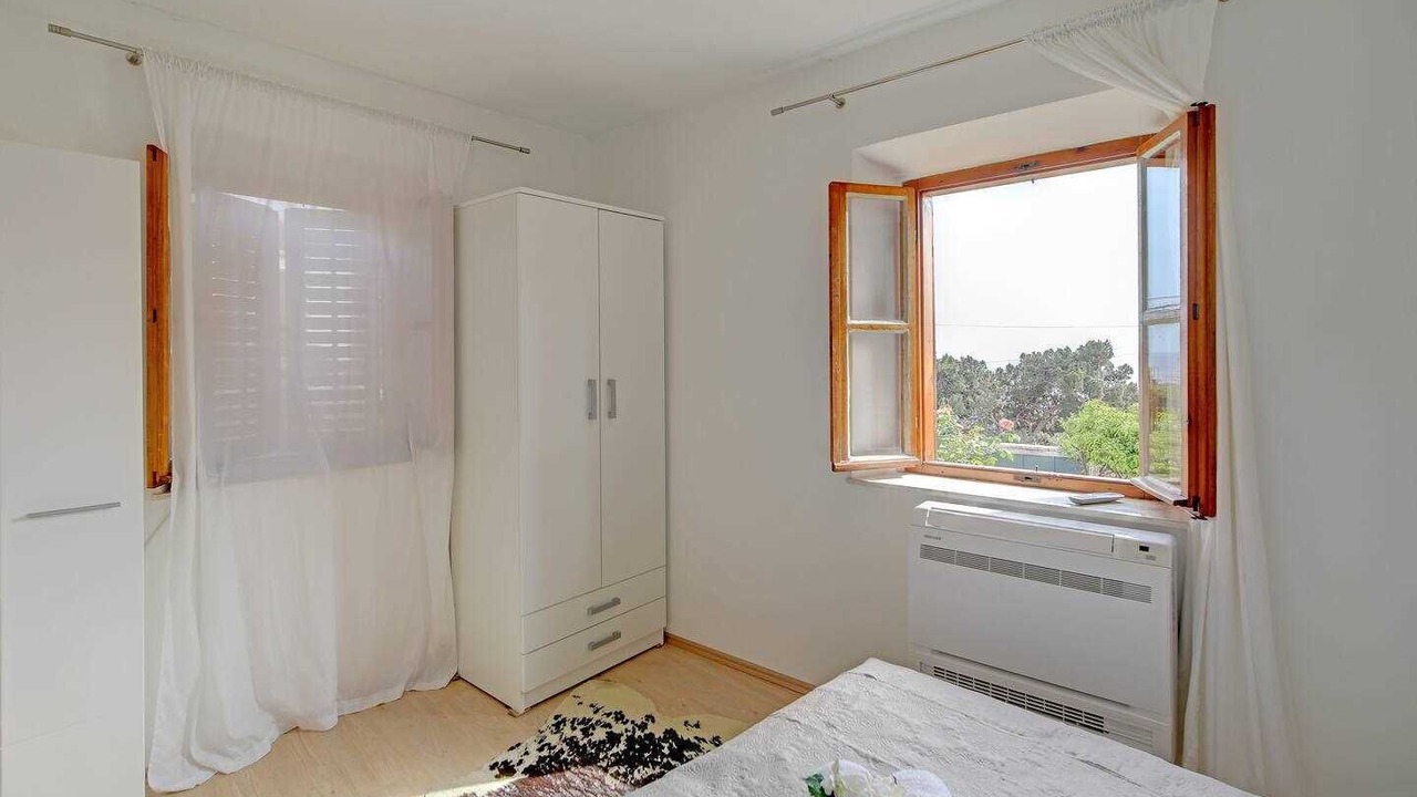 Photo of Bedroom in Pile