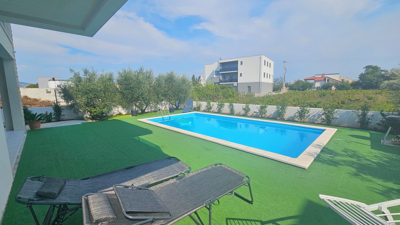 Photo of Outdoor in Blace