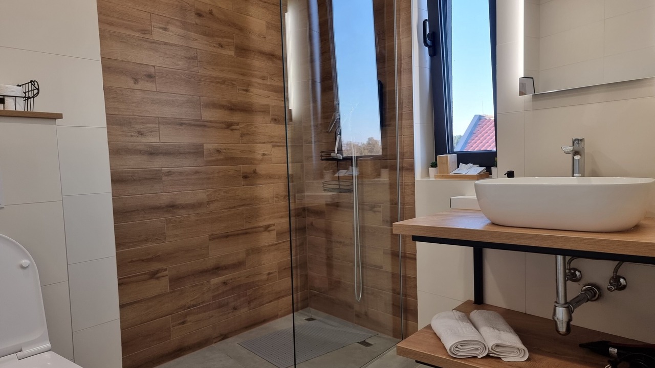 Photo of Bathroom in Petrcane