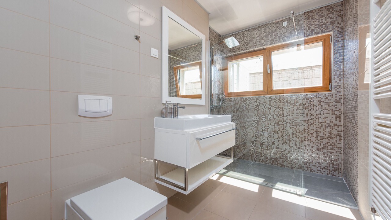 Photo of Bathroom in Petrcane