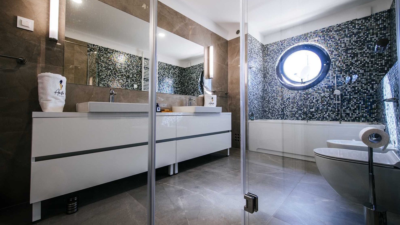 Photo of Bathroom in Iz