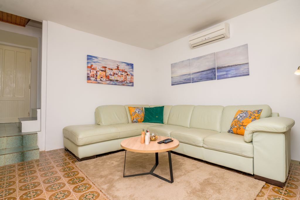 Photo of Livingroom in Ustrine