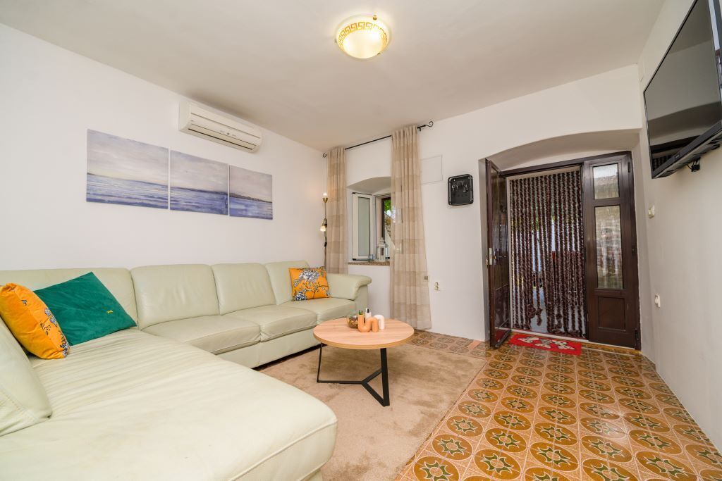 Photo of Livingroom in Ustrine