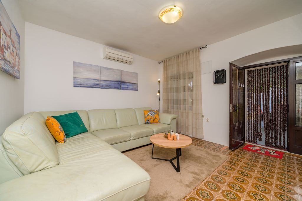 Photo of Livingroom in Ustrine