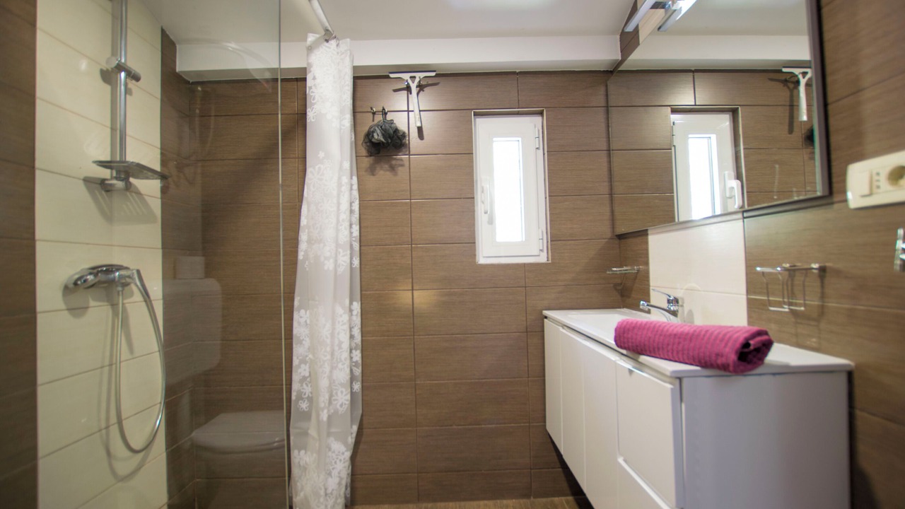 Photo of Bathroom in Lic