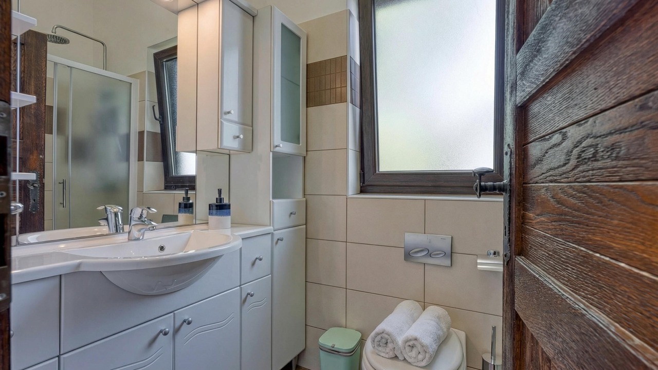 Photo of Bathroom in Tar