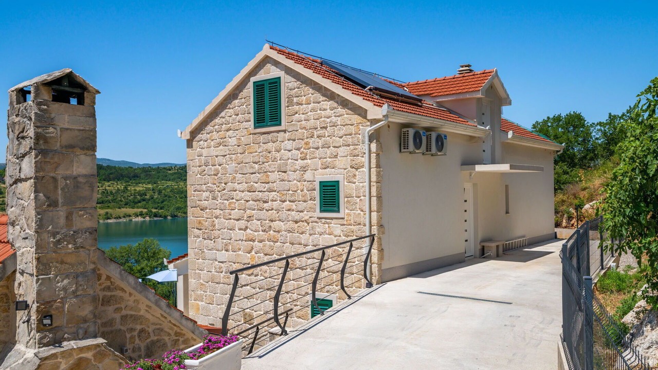 Photo of Patio Balcony in Garjak