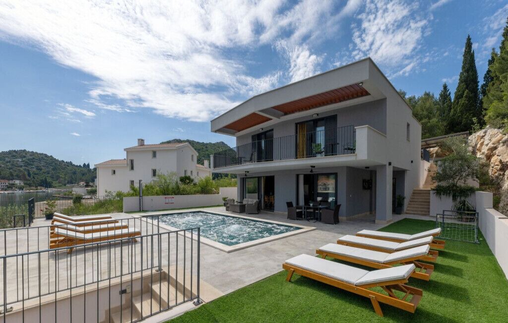 Photo of Outdoor in Blace