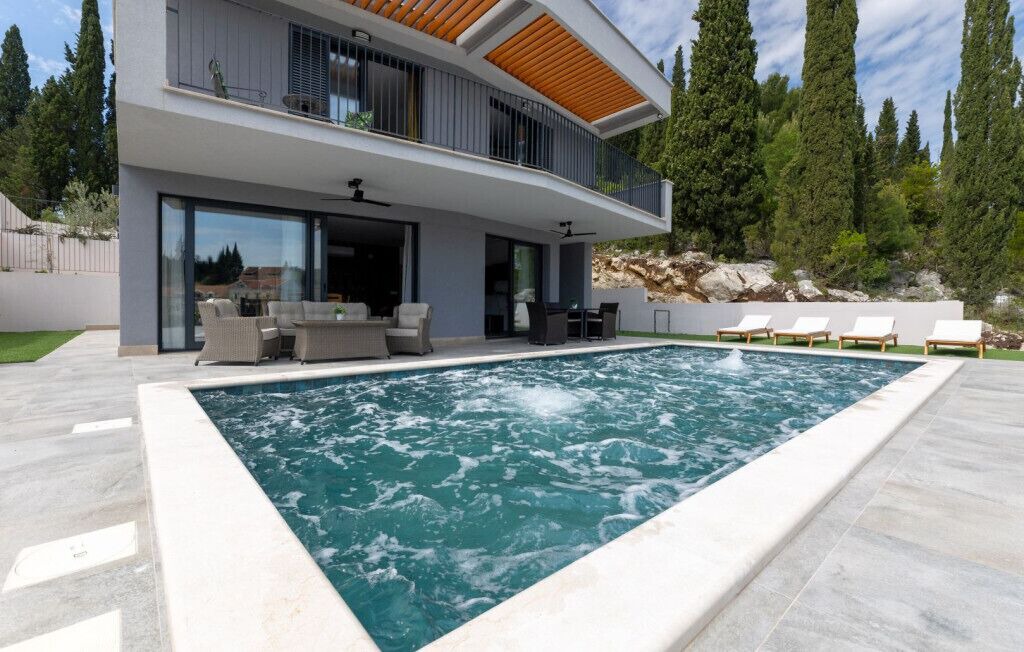 Photo of Outdoor in Blace
