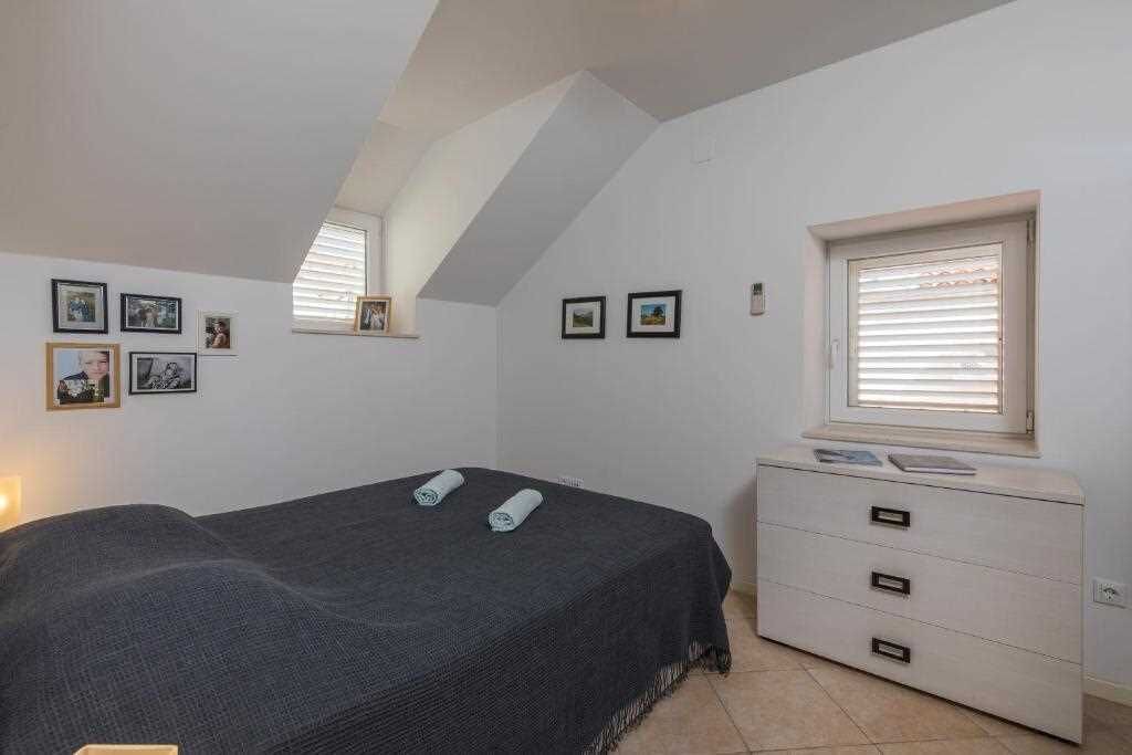 Photo of Bedroom in Pile