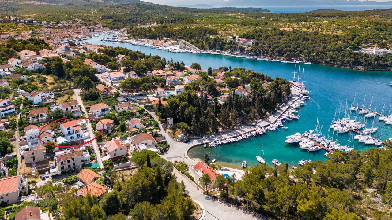 Photo of Others in Cove Makarac (Milna)