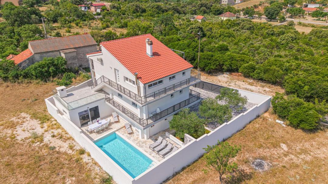 Photo of Others in Dazlina