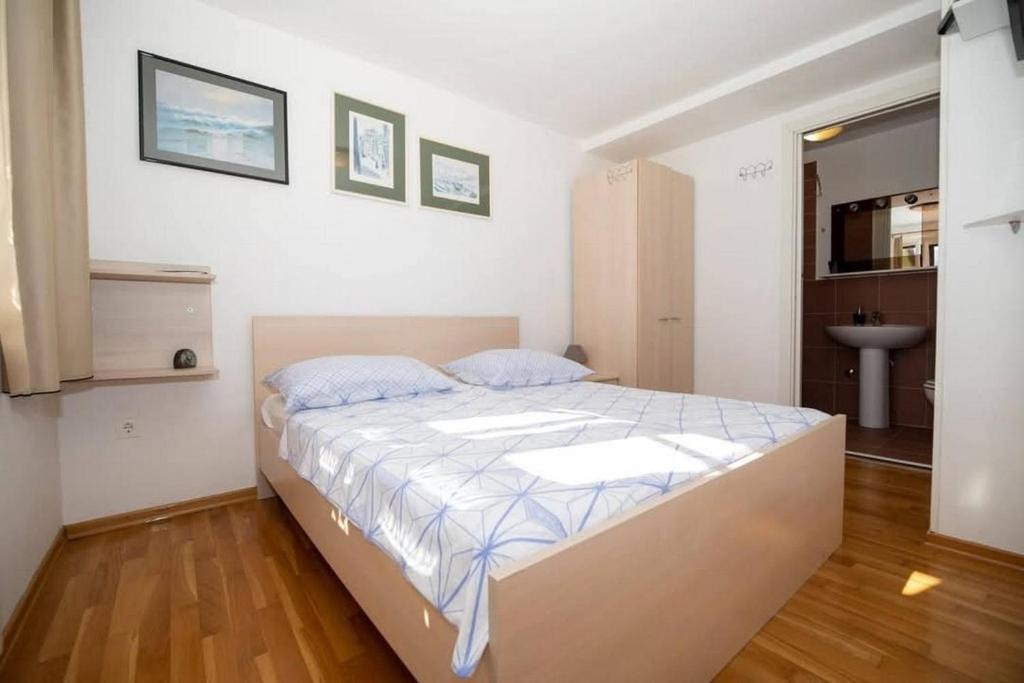 Photo of Bedroom in Lic