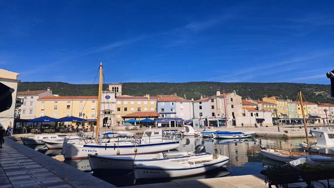 Photo of Others in Cres