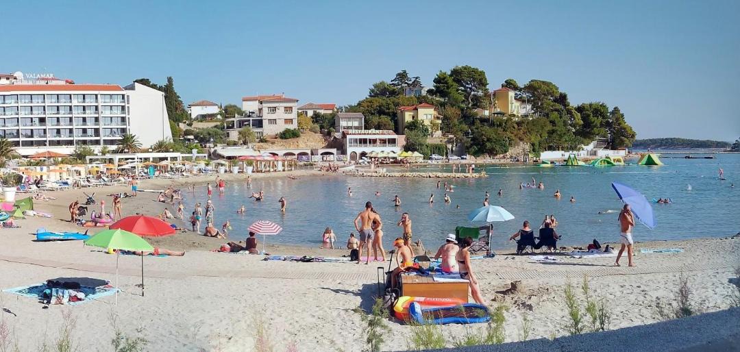 Photo of Others in Mundanije