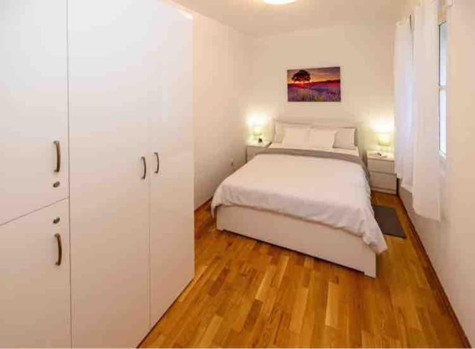 Photo of Bedroom in Cove Parja